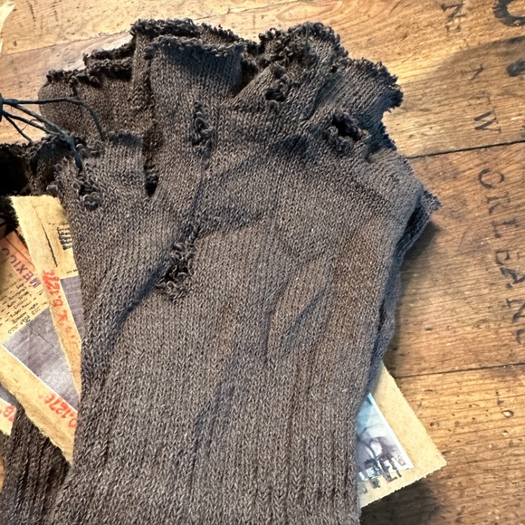 FREE WITH A PURCHASE // distressed beggar gloves - Picture 7 of 10